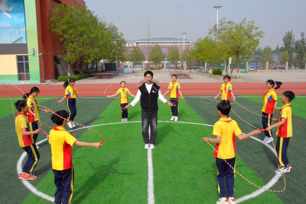 中小學(xué)生每天在校運動時間如何達(dá)到2小時？(圖1)